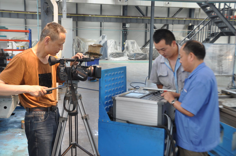 甘肅衛(wèi)視記者來星火機(jī)床公司采訪拍攝