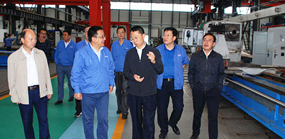 天水市委常委副市長(zhǎng)王洪義來(lái)星火機(jī)床公司調(diào)研