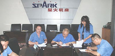 星火公司與基層單位簽訂環(huán)境與安全生產(chǎn)管理目標(biāo)責(zé)任書(shū)