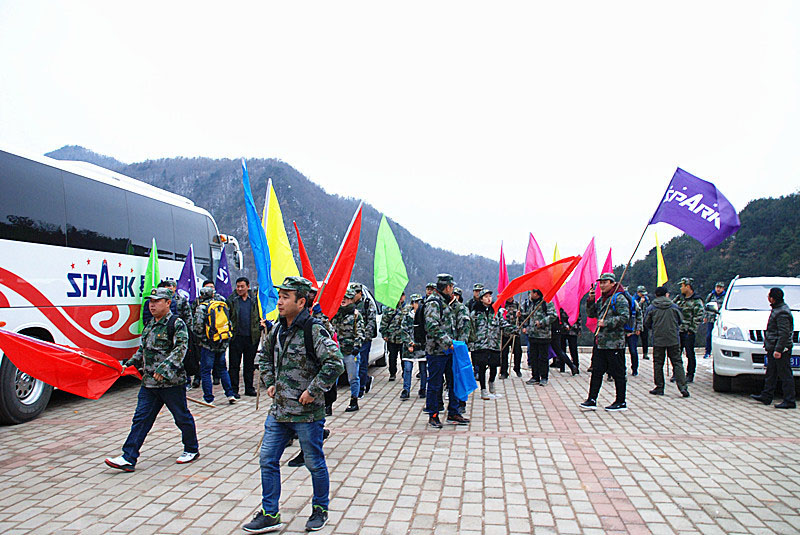 星火機(jī)床公司組織青工開(kāi)展戶(hù)外拓展訓(xùn)練