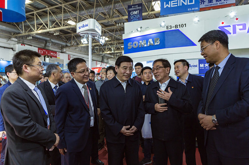 第十六屆中國國際機床展覽會在北京隆重開幕，工信部部長苗圩蒞臨星火機床公司展臺參觀指導