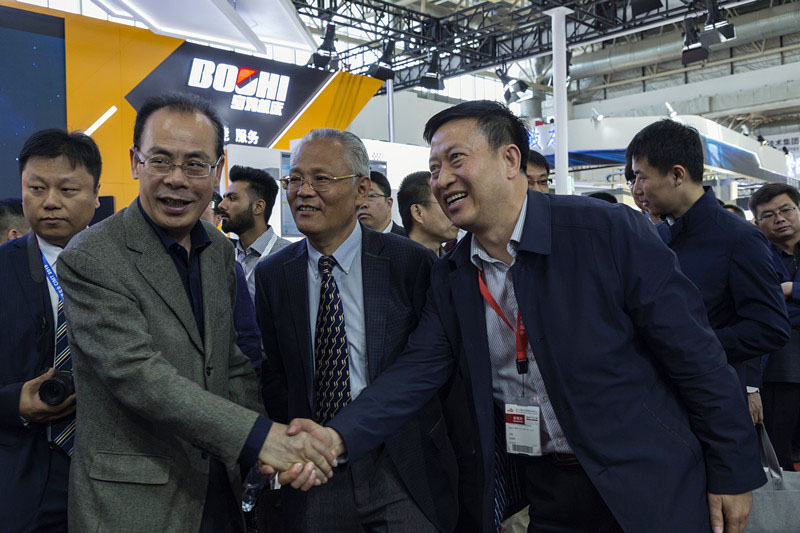 工信部規(guī)劃司領導參觀星火機床展臺