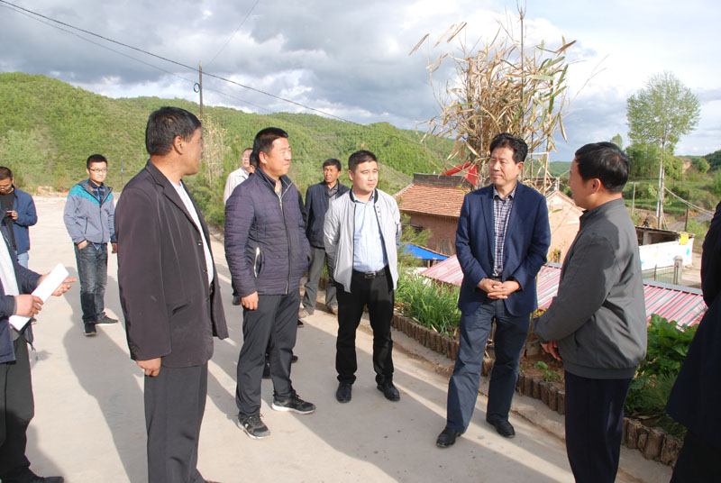 市政協(xié)主席張明泰調研清水縣扶貧攻堅進展，星火機床公司匯報為幫扶村所做的具體工作