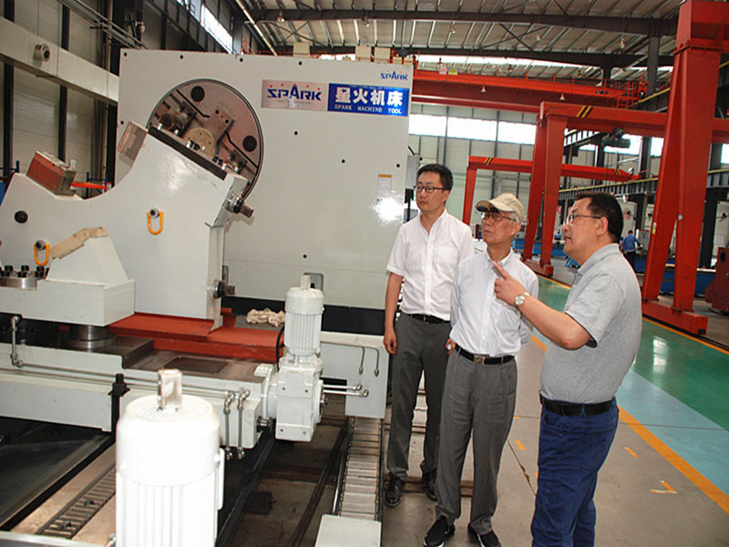 工信部智能制造專家咨詢委員會(huì)主任、 機(jī)械工業(yè)聯(lián)合會(huì)副會(huì)長朱森第來星火機(jī)床公司調(diào)研