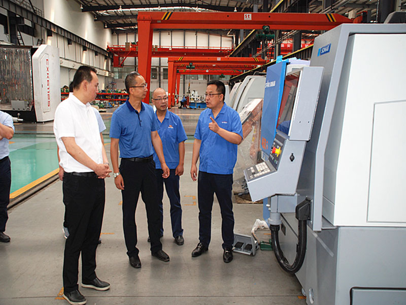 天水市政府副市長董小平來星火機(jī)床公司調(diào)研