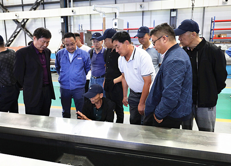 江陰鍛造行業(yè)企業(yè)家組團(tuán)來星火機(jī)床公司參觀考察