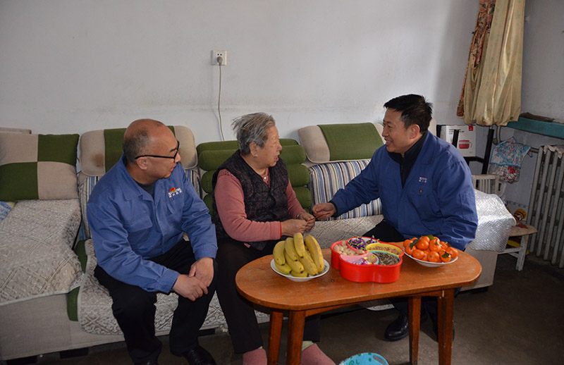 星火機床公司領(lǐng)導慰問全國勞模及困難職工