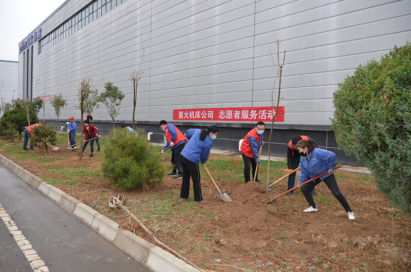 星火機(jī)床公司黨員干部職工積極開展“3.12”義務(wù)植樹活動(dòng)
