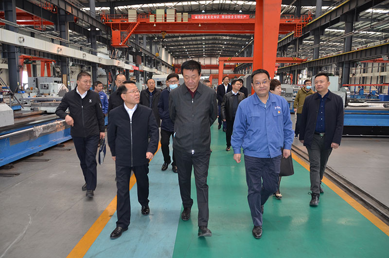 天水市人大副主任張棟梁來(lái)星火機(jī)床公司調(diào)研