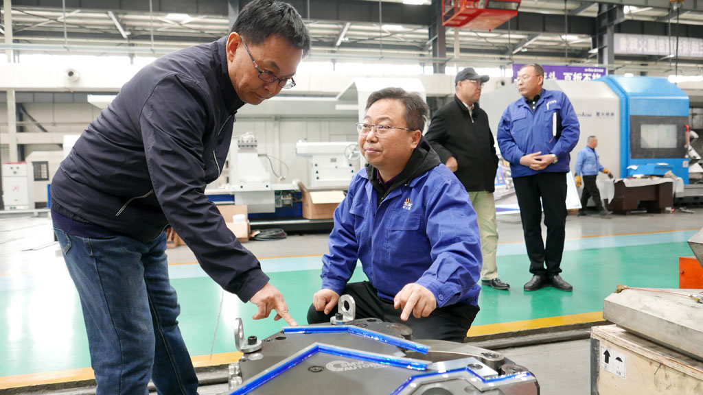 中國(guó)華能酒泉風(fēng)電及中車集團(tuán)領(lǐng)導(dǎo)到星火機(jī)床公司考察調(diào)研