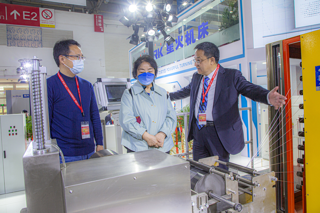 李冬茹光臨星火機(jī)床公司展臺參觀指導(dǎo)