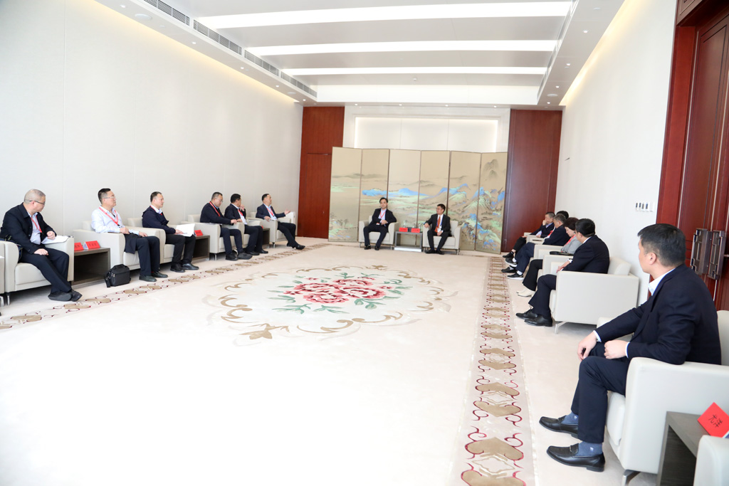 中國機(jī)床工具工業(yè)協(xié)會會長毛予鋒在北京與甘肅省市領(lǐng)導(dǎo)會見座談