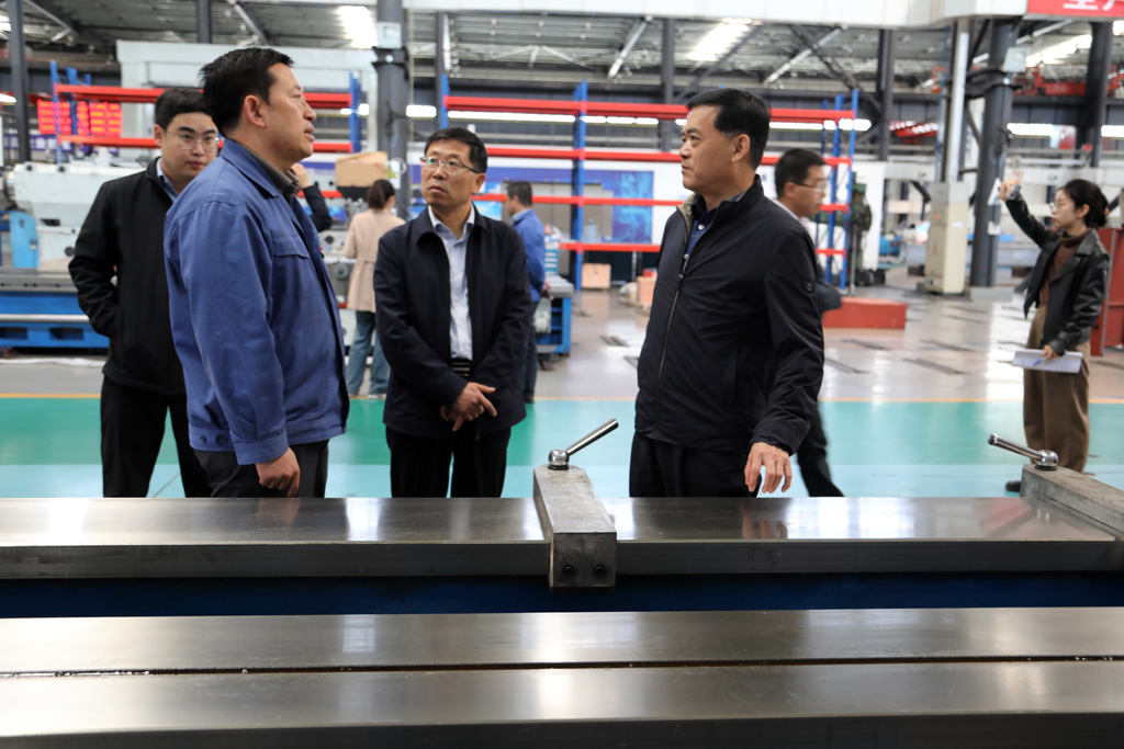 省政協(xié)副秘書長(zhǎng)袁斌才一行來(lái)星火公司調(diào)研