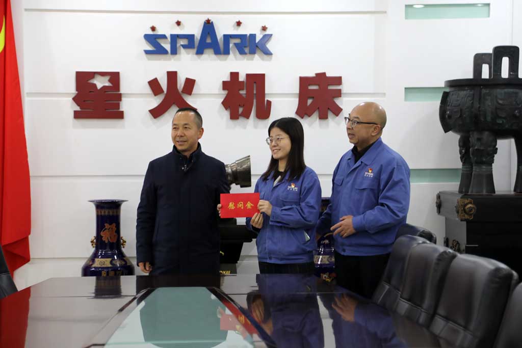 新春慰問送關(guān)懷，歲寒情深暖人心，市國(guó)資委領(lǐng)導(dǎo)慰問星火機(jī)床公司困難黨員