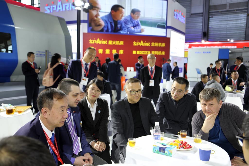 展會(huì)第二天多位領(lǐng)導(dǎo)和客商來星火展位參觀