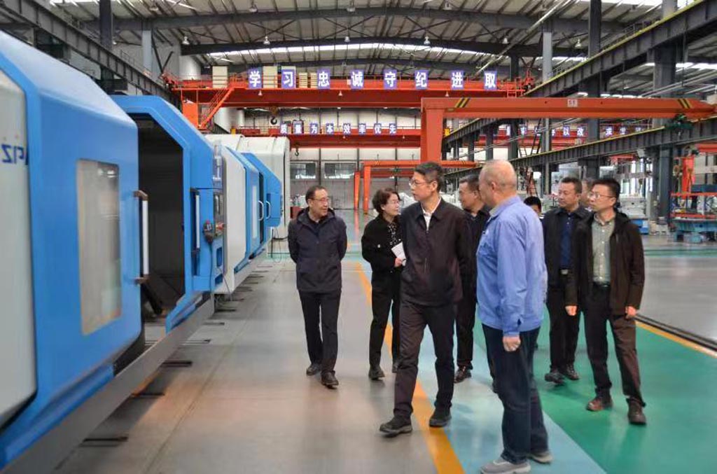 中國人民銀行甘肅分行黨委書記、行長黃富來星火機(jī)床公司調(diào)研