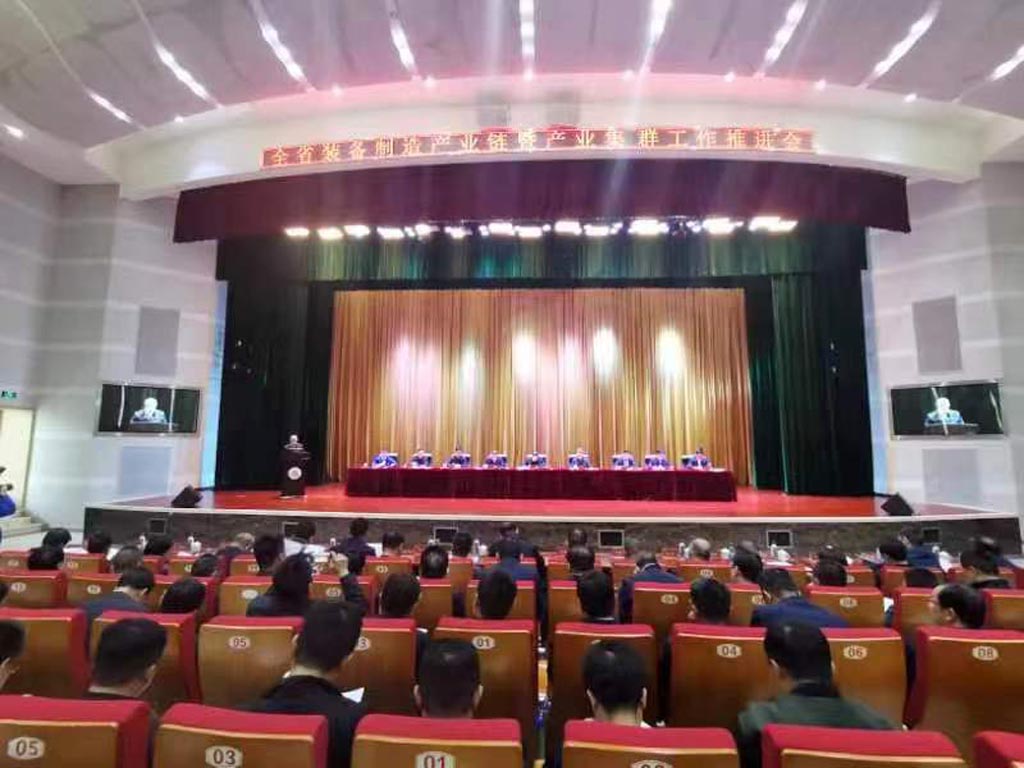 甘肅省裝備制造產(chǎn)業(yè)鏈暨產(chǎn)業(yè)集群工作推進(jìn)會(huì)在蘭州召開,星火機(jī)床公司介紹經(jīng)驗(yàn)并接受甘肅電視臺(tái)記者采訪