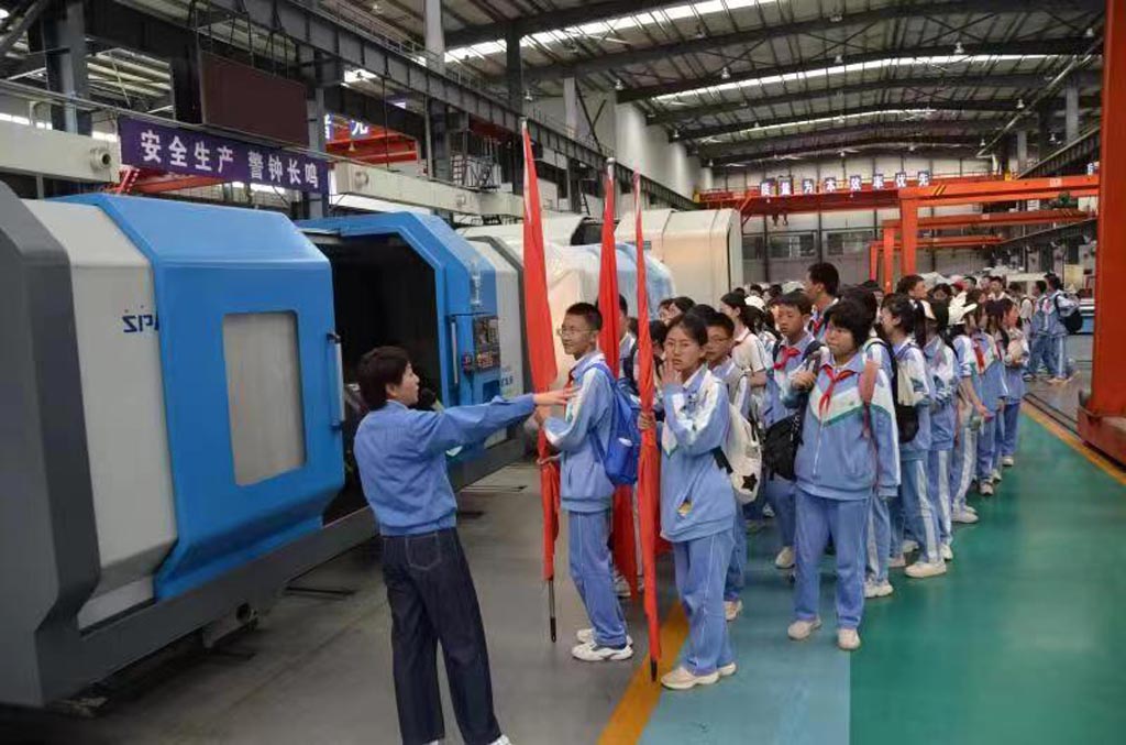 天水一中麥積分校學(xué)生來星火公司參觀 天水一中麥積分校學(xué)生來星火公司參觀