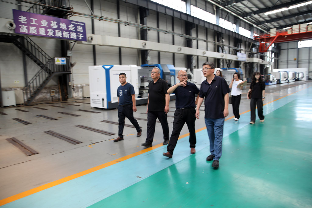 甘肅國投集團(tuán)來星火數(shù)控公司開展“夏送清涼”慰問活動