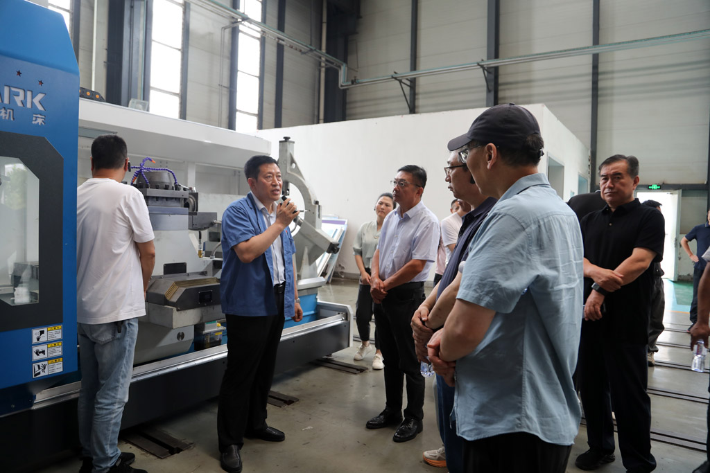 中國機(jī)電裝備維修與改造技術(shù)協(xié)會考察參觀星火數(shù)控